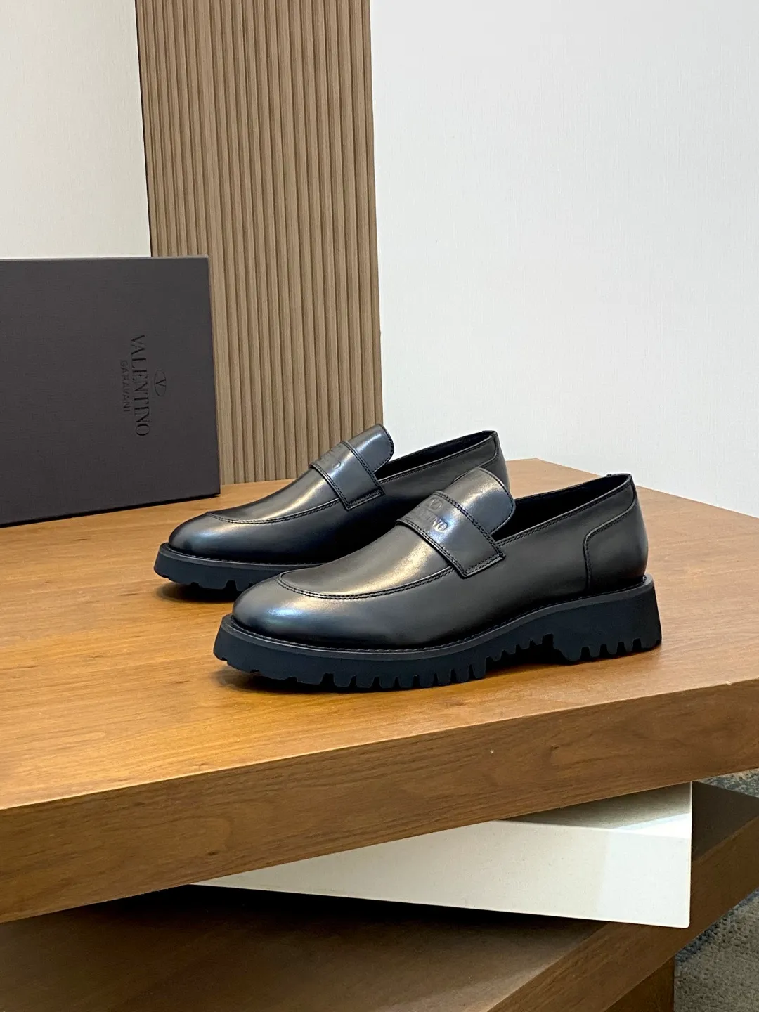 Men's shoes 💰740 VALENTINO Valentino's new men's fashionable casual leather shoes. These leather shoes are made of imported cowhide leather uppers, dyed calfskin lining and calfskin insoles. The upper foot is soft, comfortable and breathable. Comes with complete packaging in the original box! Visible details and quality. Size: 39-44 (customized at 38.45.46)